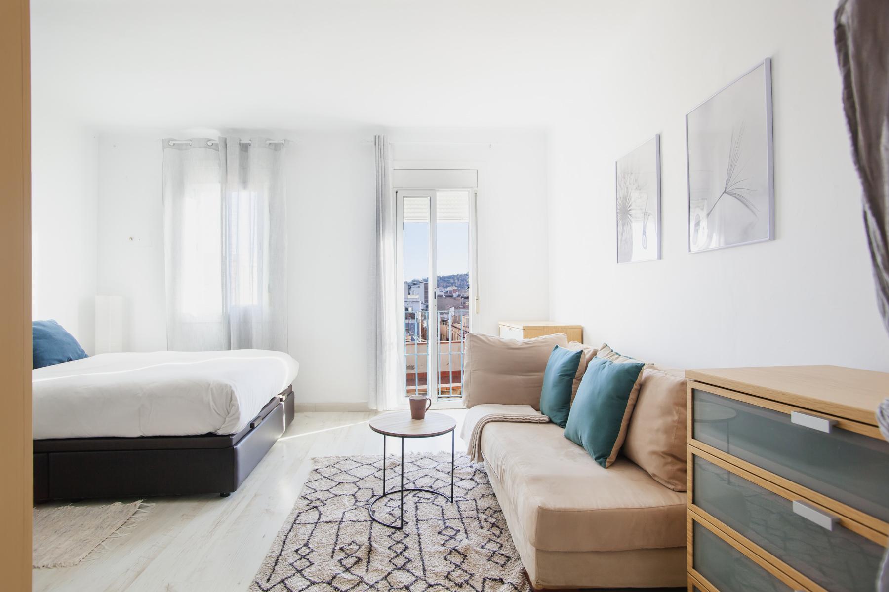 Bright loft with shared terrace for rent in El Raval, Barcelona
