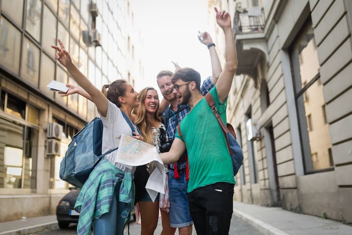 Groupe de jeunes dans le quartier de leur rêve