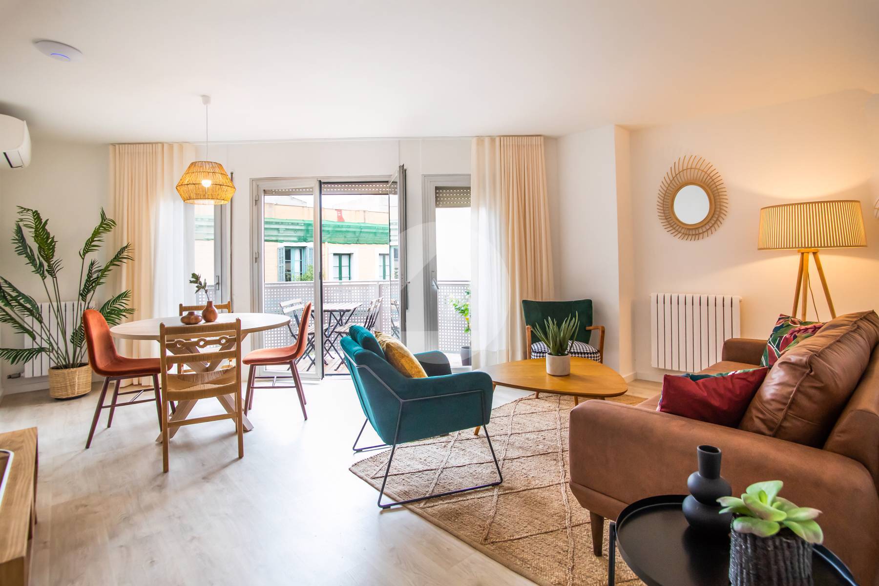 Beautifully decorated apartment with balcony for rent | Locabarcelona