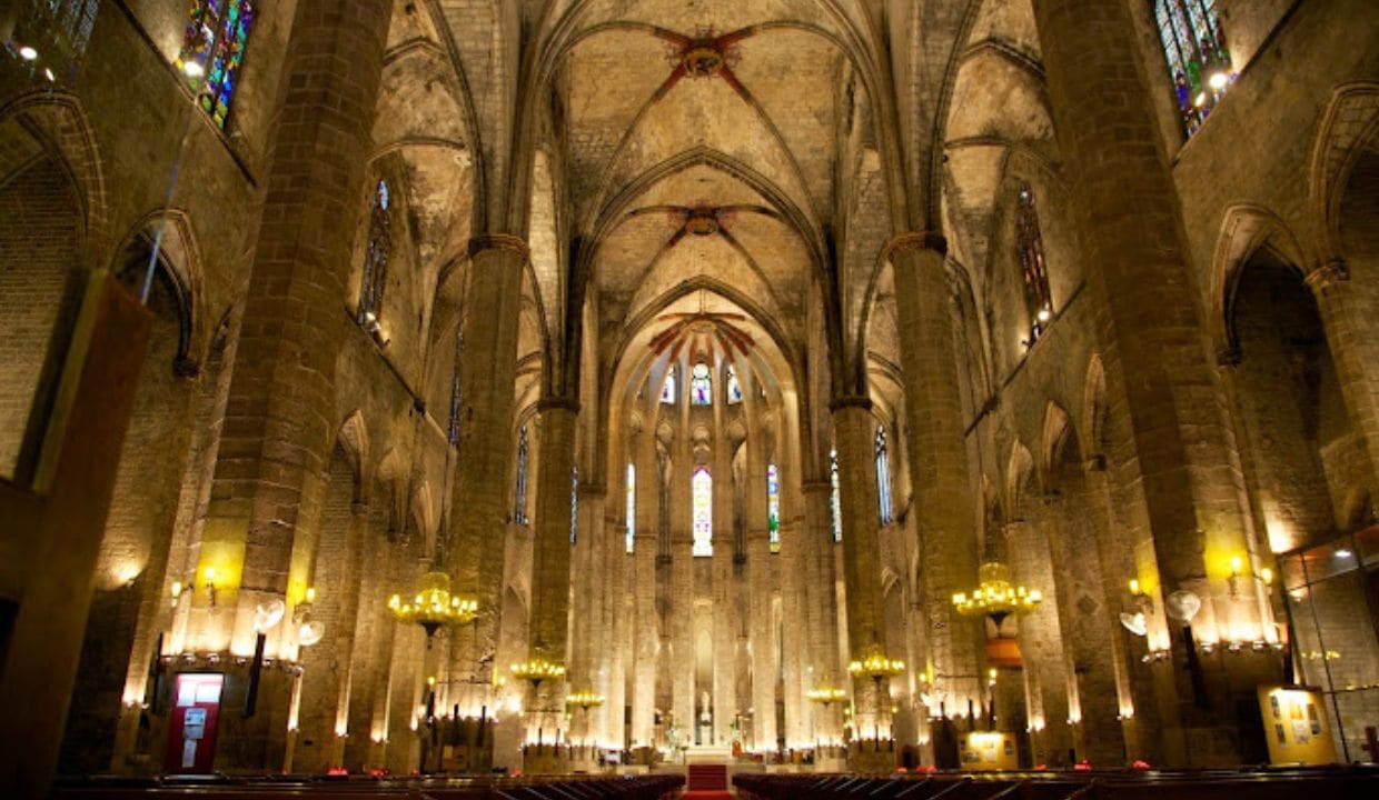 interior de la basilica de santa maria del mar, lugar que visitar en el born