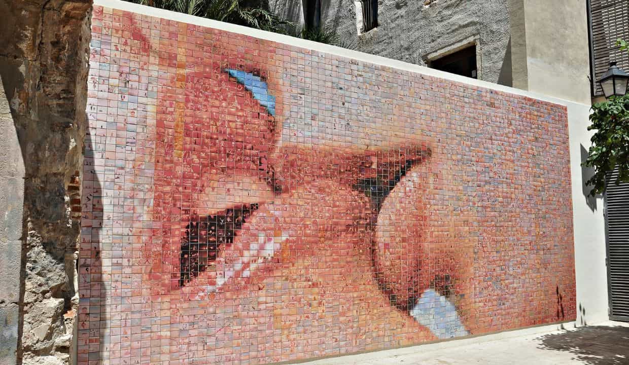 mural del beso lugar de fotografia en pareja en la ruta del born