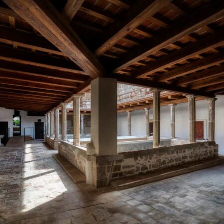 claustro de los gatos monasterio de pedralbes