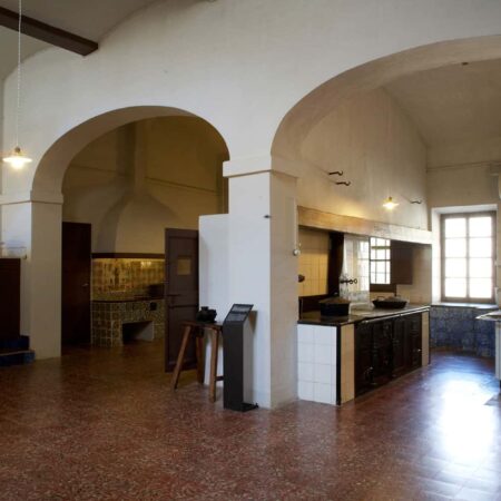 cocina monasterio de pedralbes en su interior