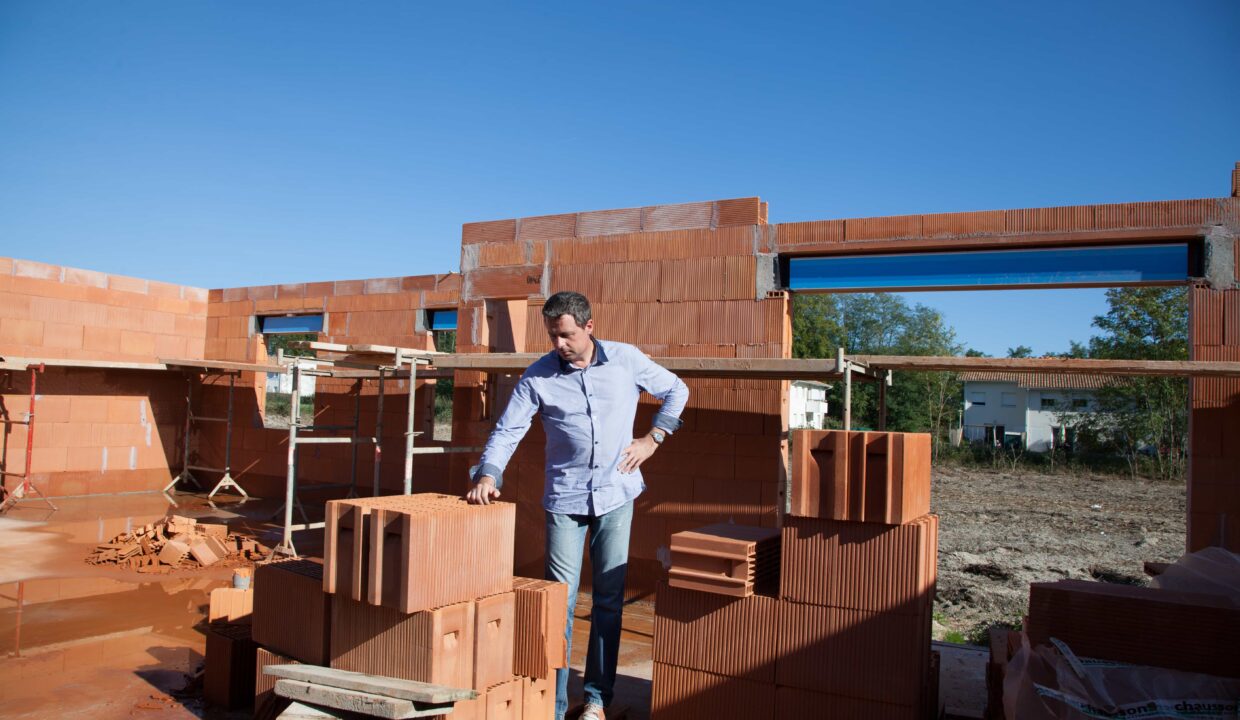 Un homme dans un chantier d'une construction de maison