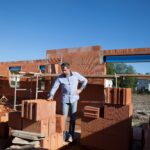 Un homme dans un chantier d'une construction de maison